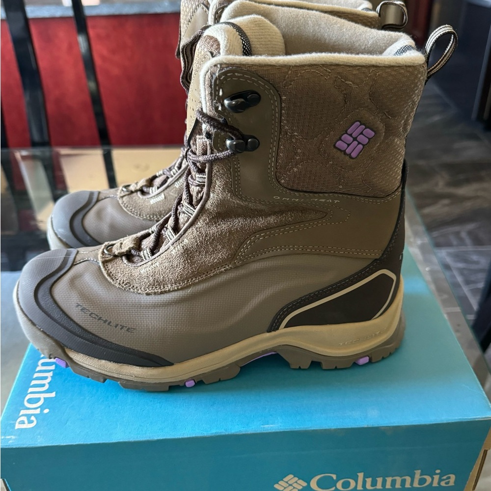 Women’s 9.5 Columbia snow boots